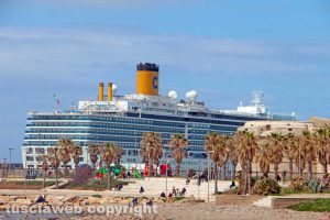 Civitavecchia - Una nave da crociera ferma al porto