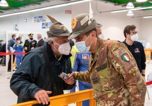 Il generale Francesco Figliuolo in visita a un hub vaccinale