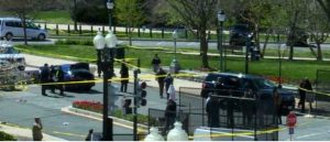 Washington - Un'auto si schianta contro le barriere a protezione del Congresso