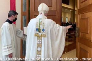 Villanova - Il vescovo Fumagalli apre la Porta santa