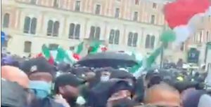 Roma - La manifestazione in piazza San Silvestro