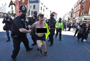 Windsor - Una manifestante ambientalista si denuda durante il funerale del principe Filippo