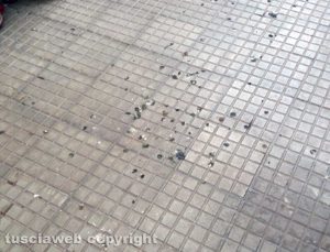 Escrementi di piccione al cimitero di Bagnaia