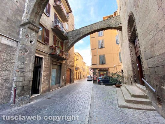 Viterbo - Via Mazzini e la chiesa di San Giovanni in zoccoli