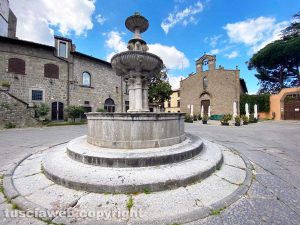 Viterbo - La fontana di piazza del Gesù
