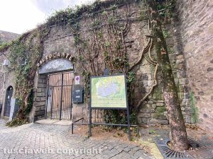 Viterbo - Il muro di piazza San Carluccio
