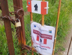 Viterbo - Via Francingena - Il cancello con il lucchetto