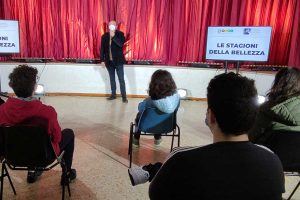 Bagnoregio - I ragazzi delle medie incontrano Luca Raffaelli