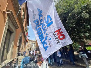 Il comitato Non ce la beviamo sotto palazzo Gentili