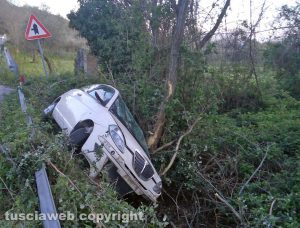 Bolsena - Auto cappotta e finisce fuori strada