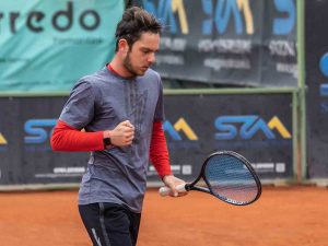 Sport - Un giocatore del Tennis club