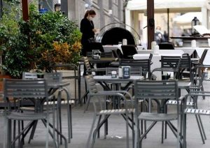Covid - I tavoli di un bar