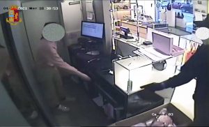 Milano - La rapina al negozio di borse