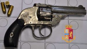 Afragola - Uomo in strada con un revolver in mano - La pistola sequestrata dalla polizia