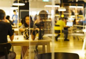 Covid - I tavoli di un ristorante