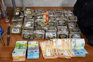Napoli - Trovato con 86 panetti di hashish e oltre 10mila euro