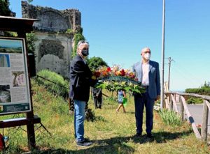 Montefiascone - La deposizione del cuscino dii fiori per ricordare le vittime civili della seconda guerra mondiale