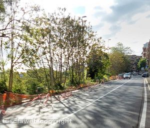 Viterbo - Il marciapiedi transennato in via Belluno