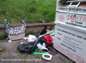Soriano nel Cimino - Rifiuti in strada a via Di Guglielmo