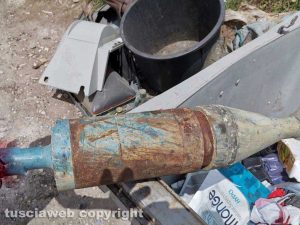 Viterbo - Residui bellici nei cassonetti dell’isola di prossimità di pian di Tortora
