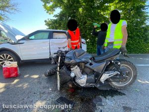 Viterbo - Cassia Nord - La moto distrutta dopo l'incidente e dietro la Land Rover