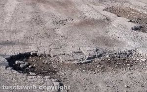 Viterbo - Buche in strada Rinaldone