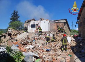 Dudda - I vigili del fuoco sul luogo dell'esplosione