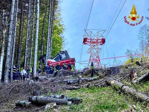 Funivia precipitata a Stresa - Vigili del fuoco al lavoro sul luogo della tragedia
