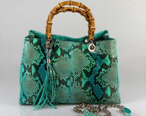 Una borsa in vendita dagli Ambulanti di Forte dei Marmi