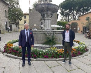 Viterbo - Allestimento floreale per la fontana di piazza del Gesù