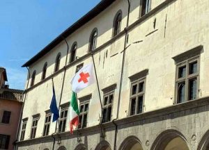 Viterbo - La bandiera della Croce rossa a palazzo dei Priori