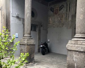 Moto parcheggiata sotto il portico di Palazzo Gallo