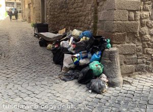 Viterbo - Rifiuti a via della Parrocchia