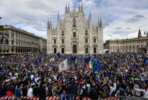 Inter - Tifosi al Duomo per lo scudetto