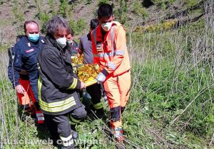 Capodimonte - Uomo incastrato sotto al trattore - L'intervento dei soccorritori