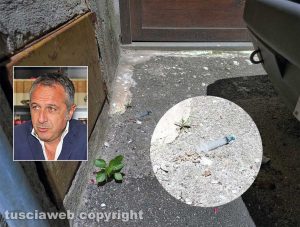 Viterbo - Nel riquadro Luca Mecarini, nello zoom una siringa abbandonata per terra al Sacrario