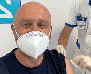 Coronavirus - Rudy Zerbi vaccinato a Viterbo