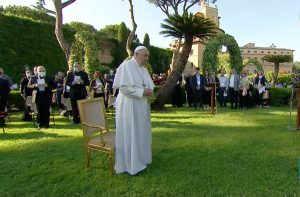 Il papa ai giardini vaticani in occasione del rosario per invocare la fine della pandemia
