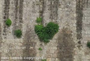 Viterbo - Cuore sulle mura di piazzale Gramsci