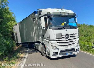 Viterbo - Tir si ribalta in strada Acquarossa