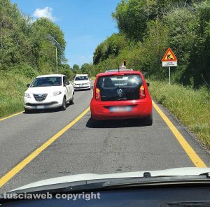 Viterbo - La fila di auto per il semaforo in strada Acquabianca