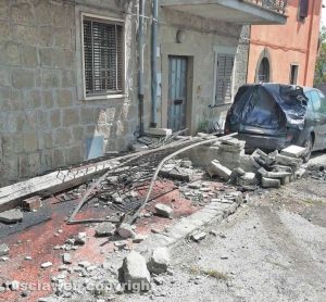 Montefiascone - Il muretto abbattuto e la Scenic danneggiata