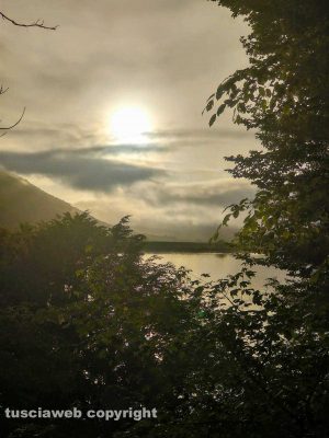 Alba sul lago di Vico - La foto di Mario La Rocca