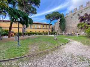 Viterbo - I residenti tagliano l'erba del parco Lubich