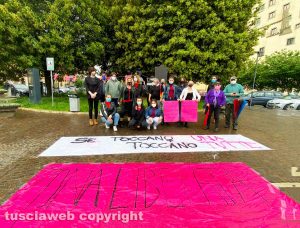 Viterbo - Il sit in delle associazioni in piazza della Rocca