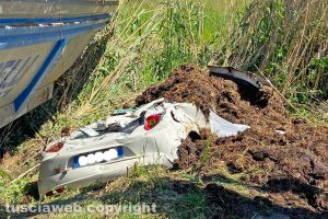 L'auto schiacciata sotto il rimorchio