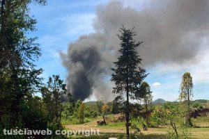 Monterosi - Incendio a ridosso della Cassia