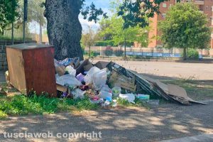 Viterbo - I rifiuti abbandonati nel parcheggio