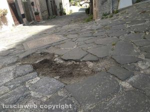 Strada dissestata a Roccalvecce