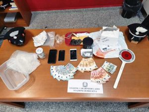 Il materiale sequestrato dai carabinieri